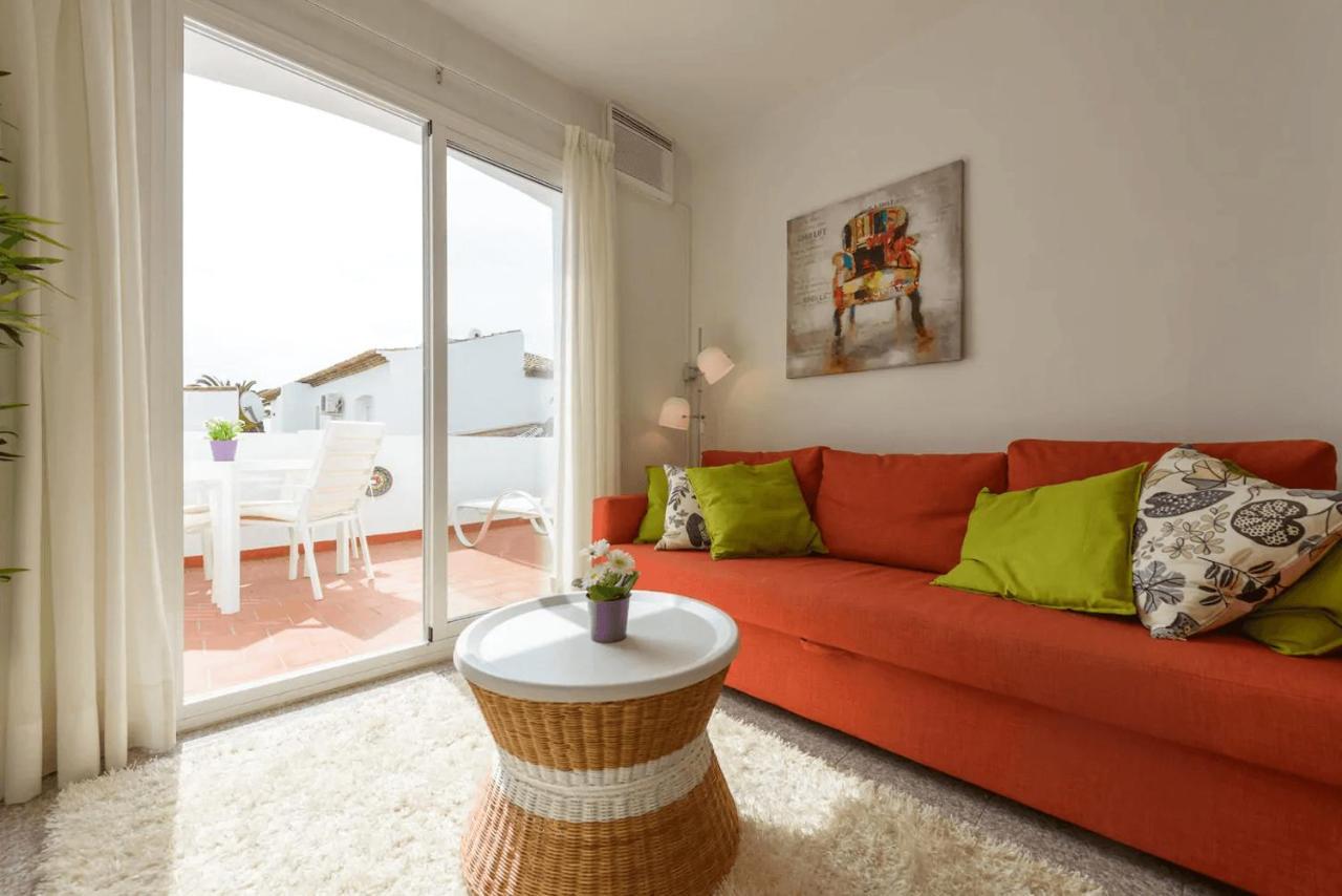 Right By The Pool Area In Capistrano Village! Apartment