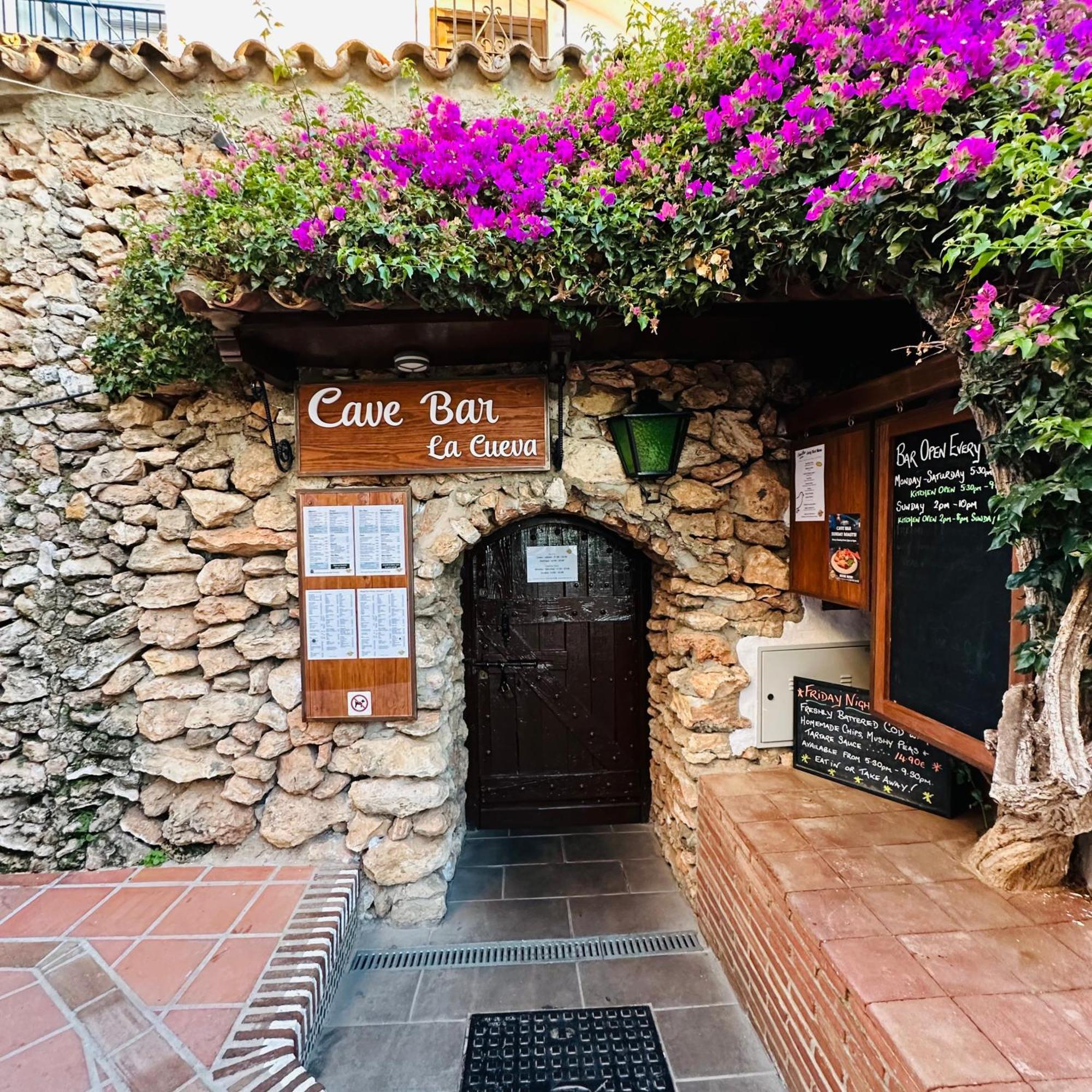 Apartment Right By The Pool Area In Capistrano Village! Nerja